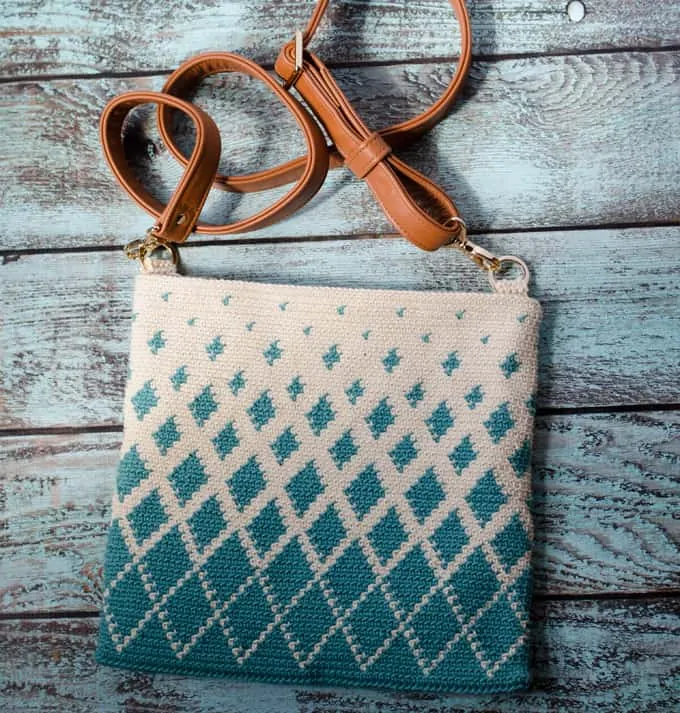 Make a bright, colorful crochet clutch - FREE and EASY Pattern