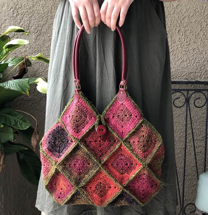 Simple crochet purse with delicate motifs pattern | Mycrochetpattern